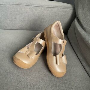 L’ Amour Size 13 Gold Bow Dress Shoe